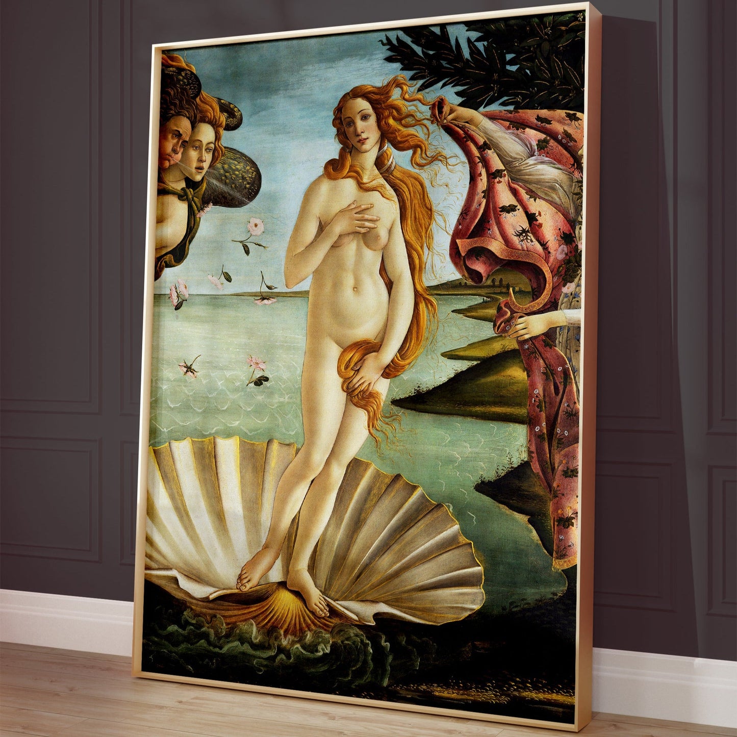 Ingelijste Geboorte van Venus poster tegen een donkere muur met lichte plinten – vintage wanddecoratie.