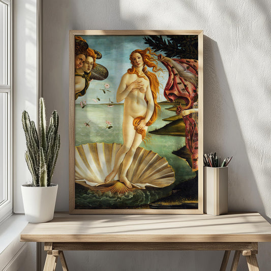 Ingelijste Geboorte van Venus poster op houten tafeltje met links een cactus en raam – warme, natuurlijke sfeer.