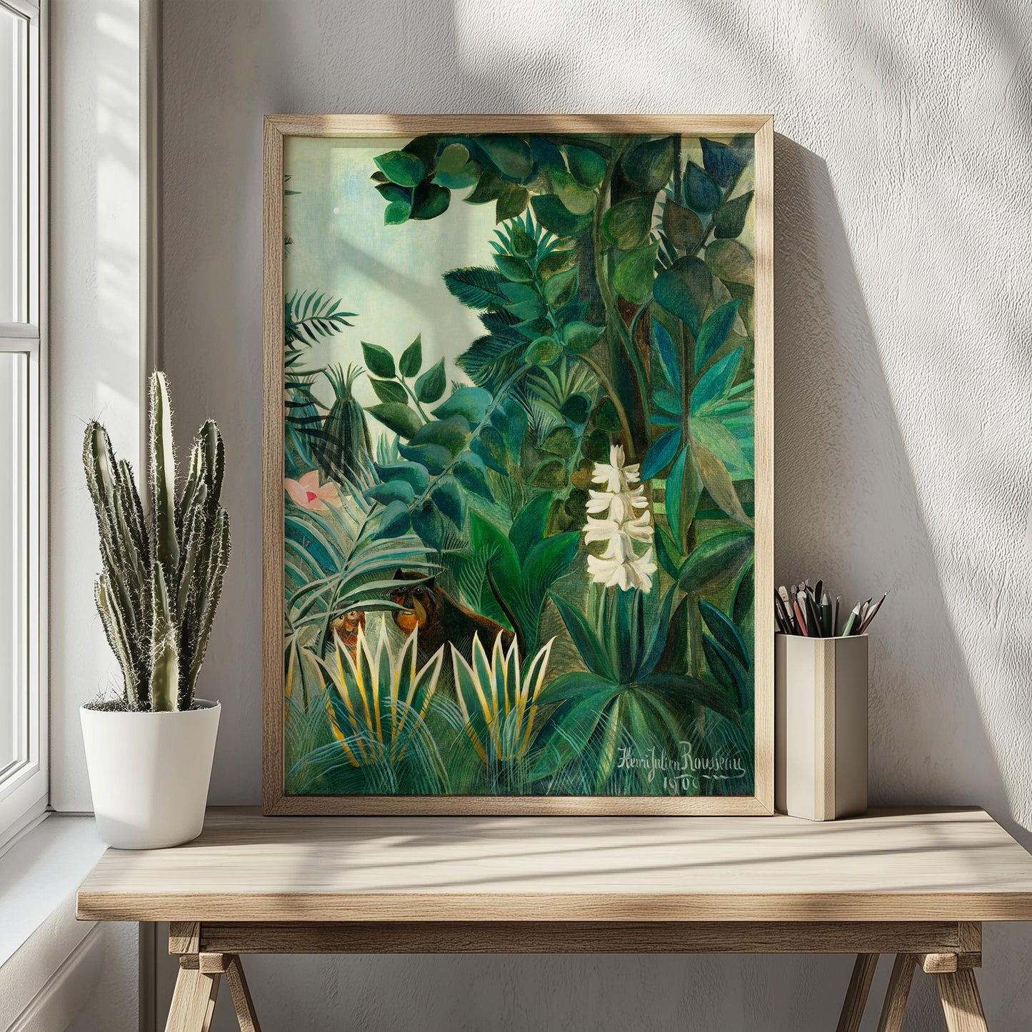 Jungle poster op een houteb tafel met een raam links.