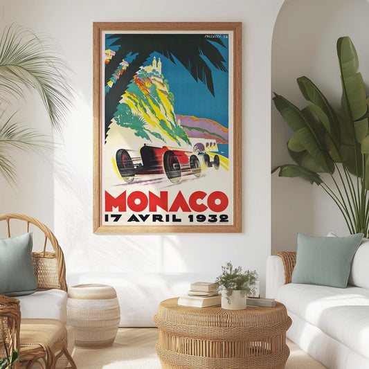 Ingelijste Monaco race poster op houten tafeltje met zonnestralen, cactus links in beeld.