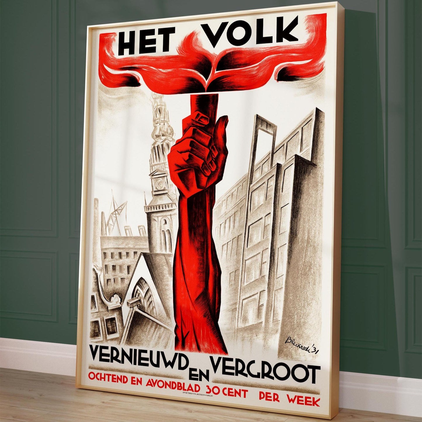 Ingelijste socialistische Het Volk poster tegen een donkere muur met lichte plinten – vintage wanddecoratie