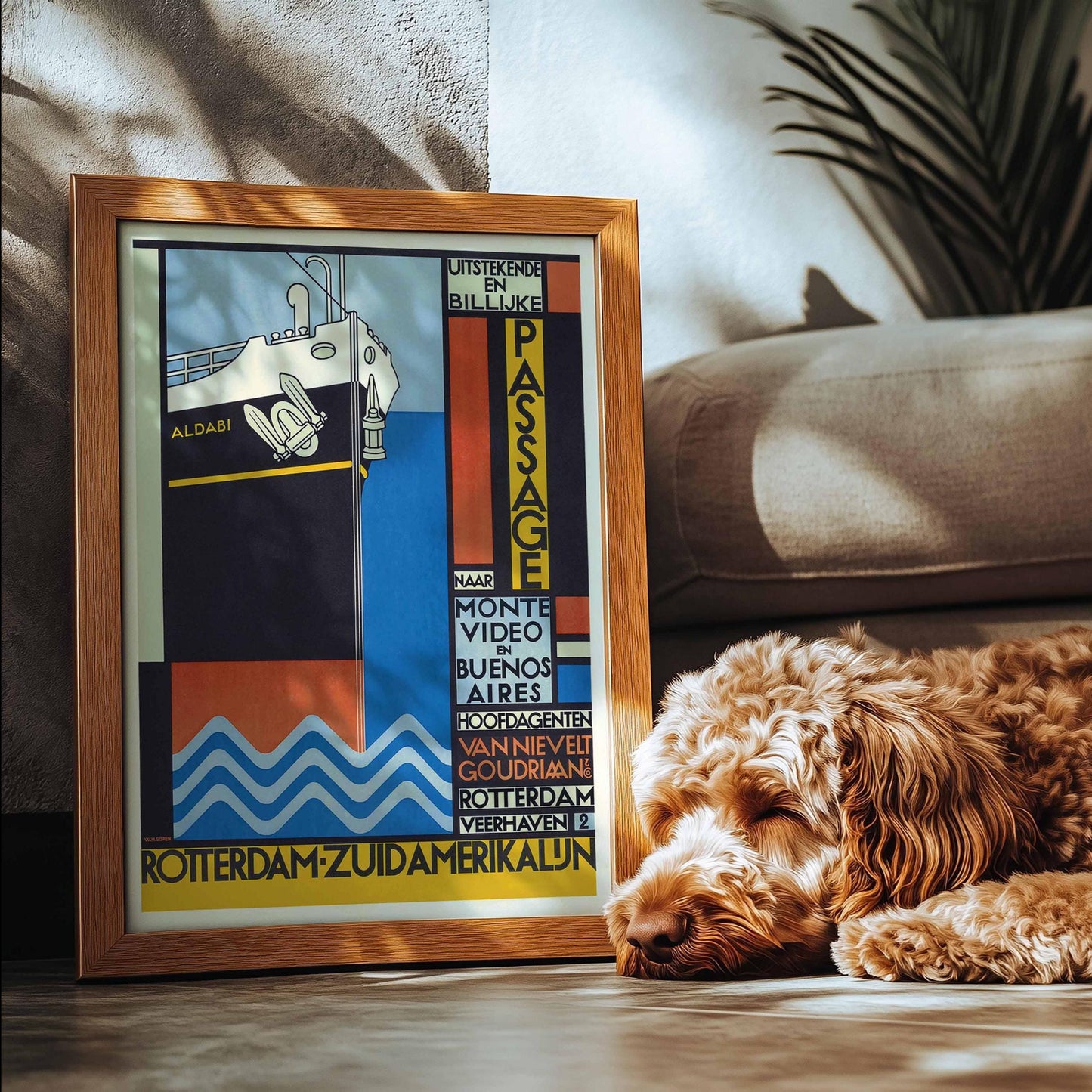 Vingtage poster Rotterdam, ingelijst, op de vloer tegen een sofa, rechts een slapende hond.