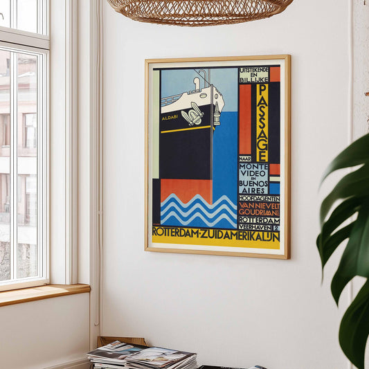 Vingtage poster Rotterdam ingelijst aan lichte muur met links een raam.