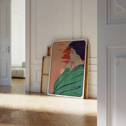 Art Nouveau poster van een vrouw in gedachten met de zon op de achtergrond. De poster is ingelijst en staat in een hal, samen met andere lijsten, tegen een lichte muur. De vrouw draagt een groen gewaad en heeft donker haar.