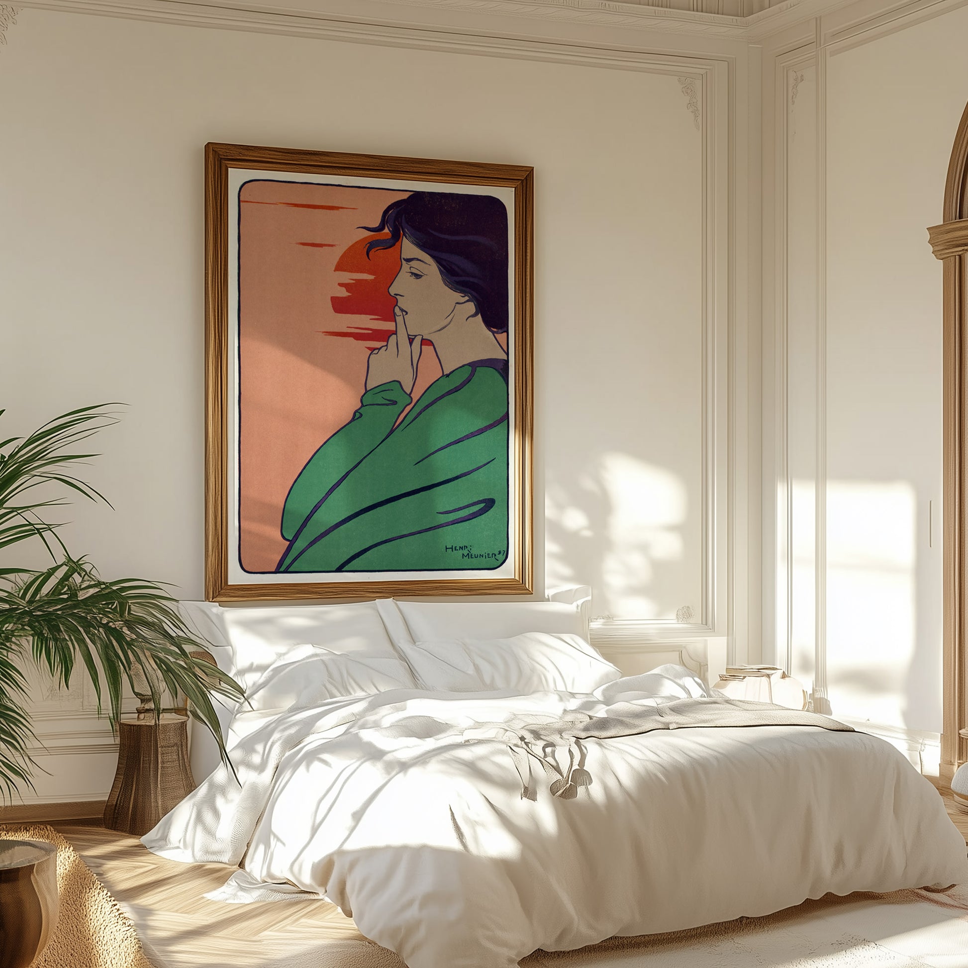 Art Nouveau poster van een vrouw in gedachten met de zon op de achtergrond. De poster is ingelijst en hangt aan een slaapkamermuur. Voor de muur staat een tweepersoonsbed.