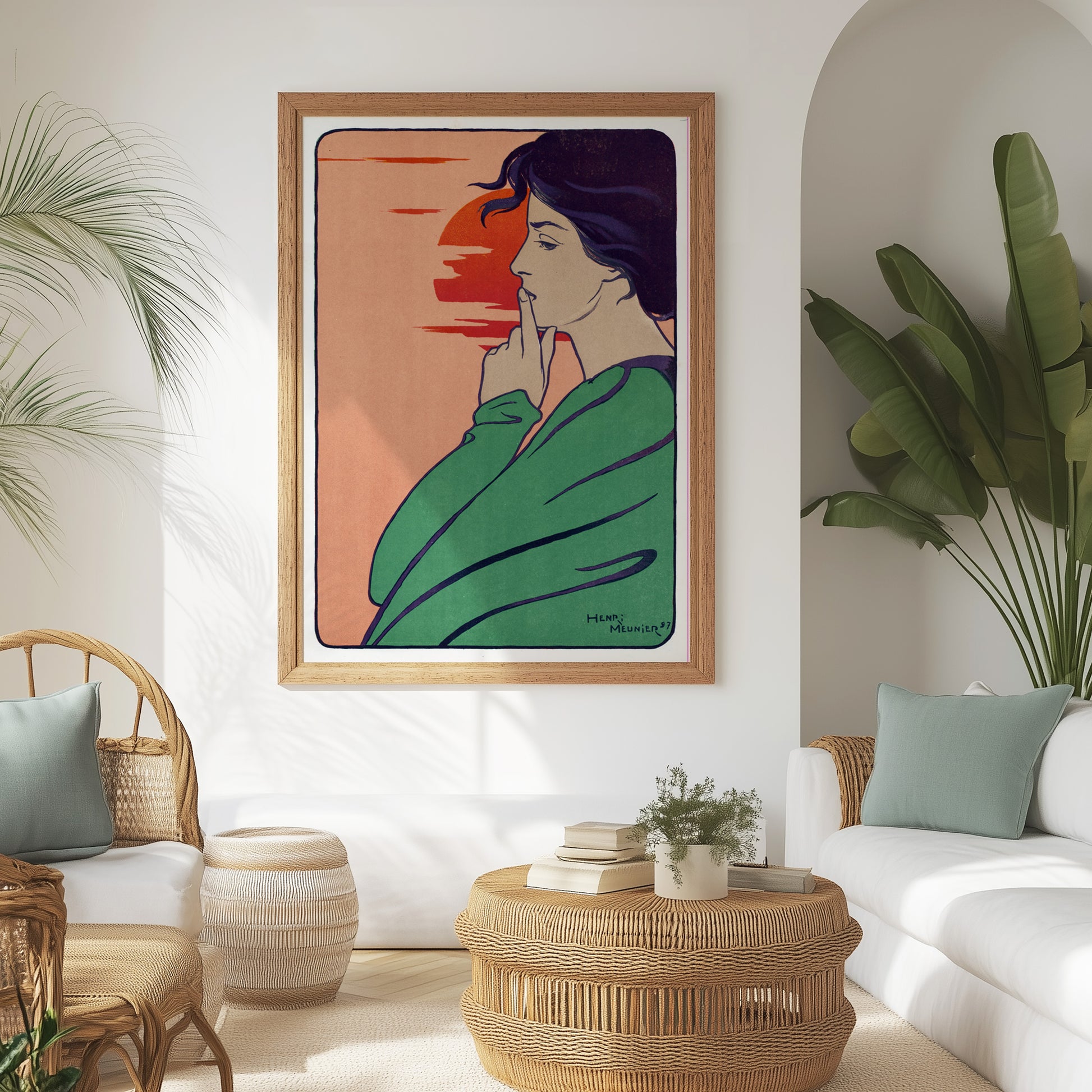 Art Nouveau poster van een vrouw in gedachten met de zon op de achtergrond. De poster is ingelijst en hangt aan een muur in de woonkamer. Ze draagt een groen gewaad en de zon is rood.