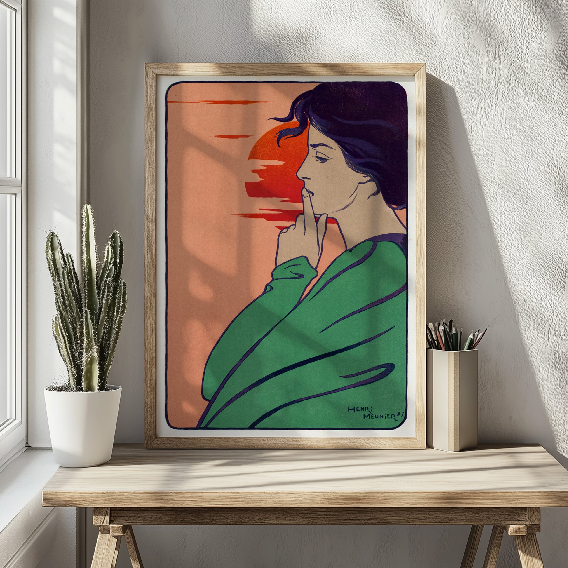 Poster van een vrouw in gedachten met de zon op de achtergrond. De poster is ingelijst en staat op een houten tafel tegen een lichte muur.