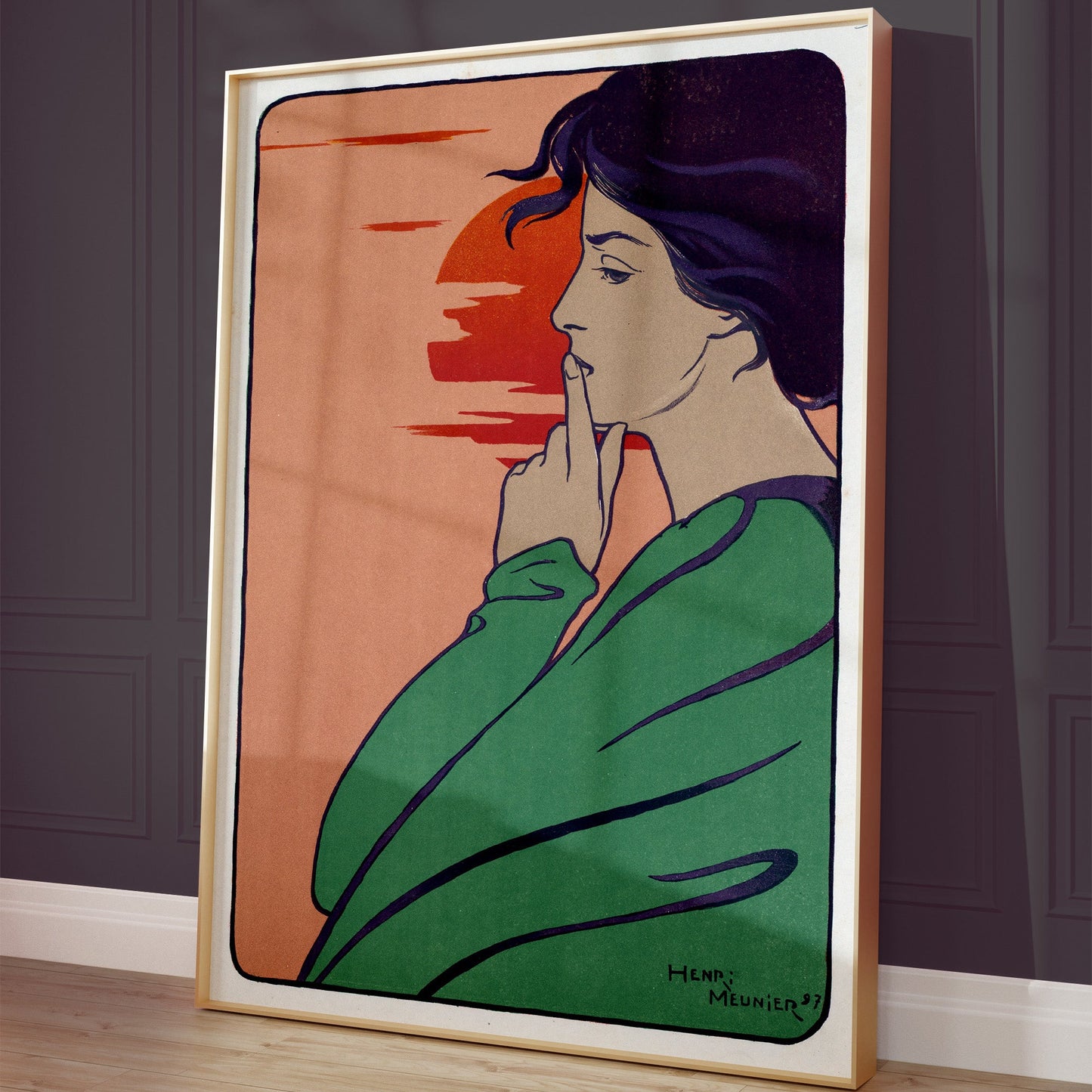 Art Nouveau poster van een vrouw in gedachten met de zon op de achtergrond. De poster is ingelijst en staat tegen een donkere muur. 