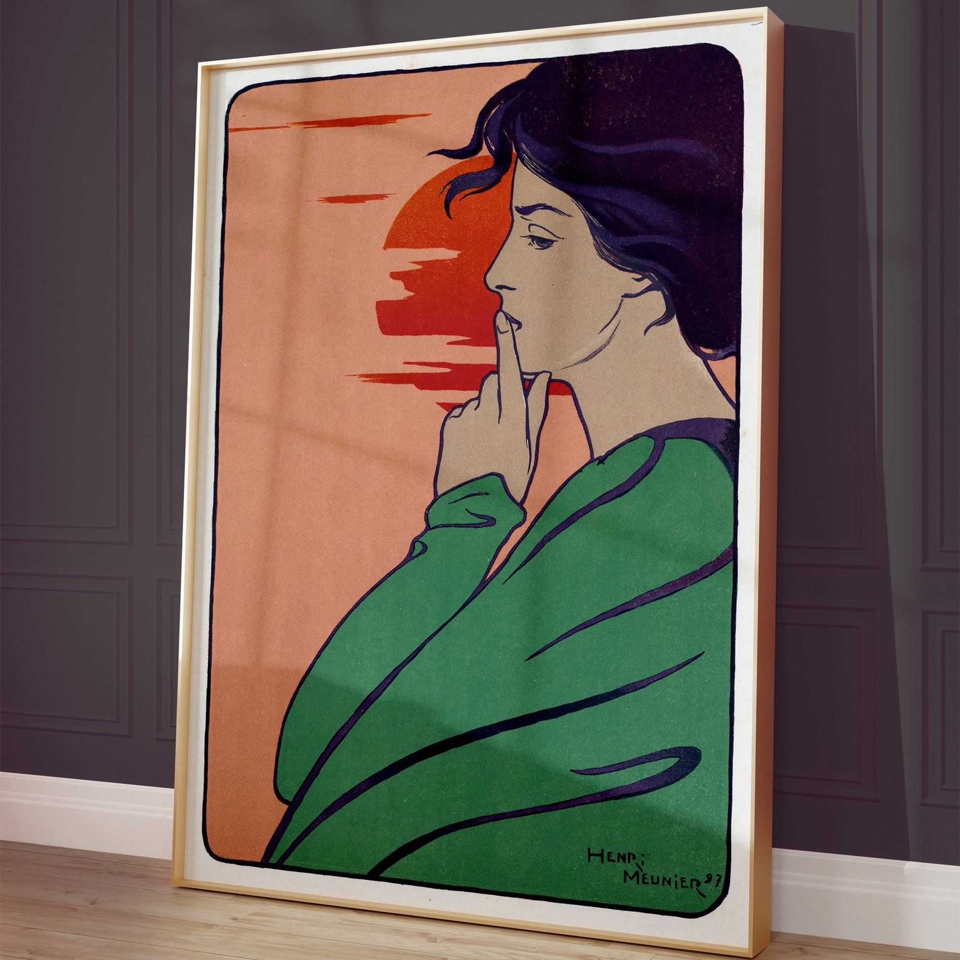 Art Nouveau poster van een vrouw in gedachten met de zon op de achtergrond. De poster is ingelijst en staat tegen een donkere muur. 