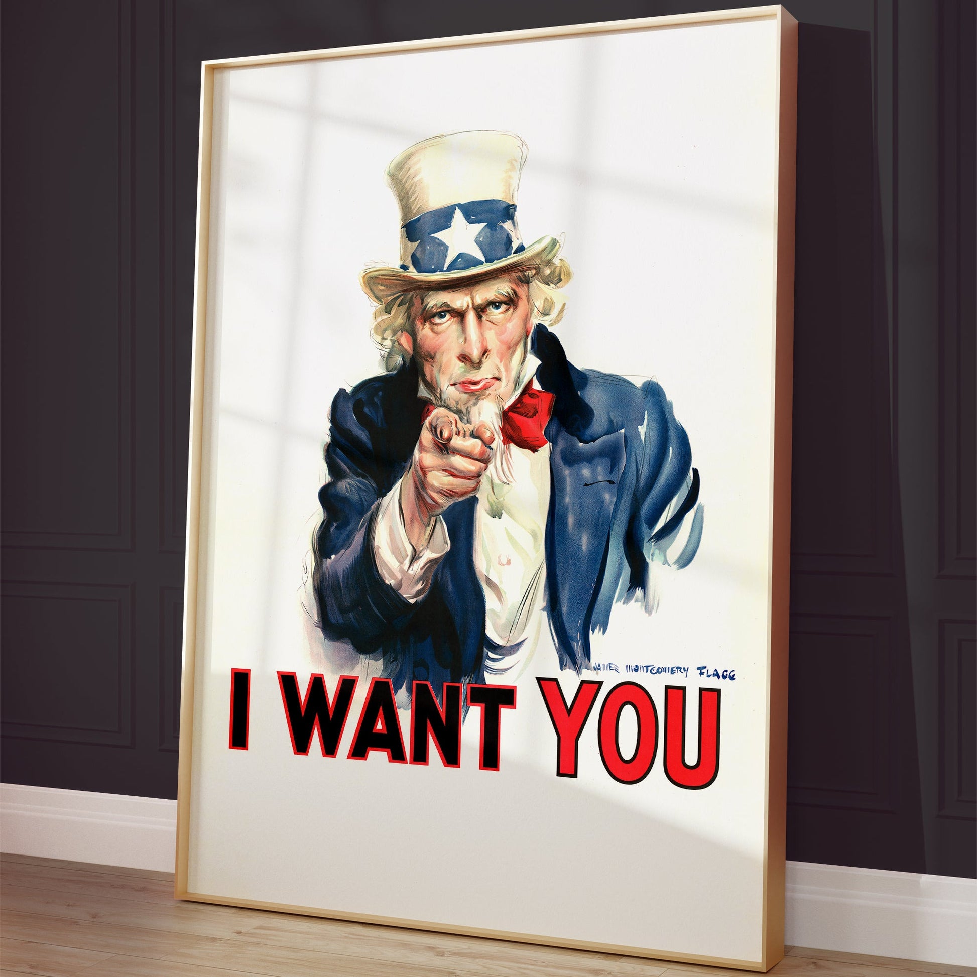 Ingelijste vintage poster van de I want you poster tegen een donkere muur.