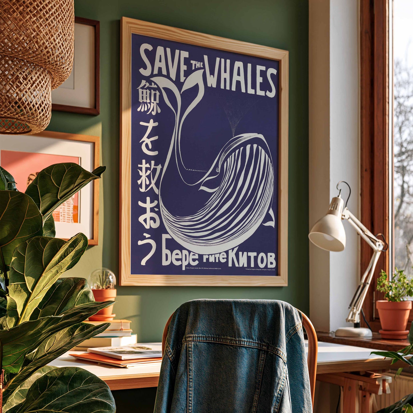 Ingelijste vintage 'Save the Whales' poster van Vint Lawrence aan de muur in een kleurrijke tienerkamer.