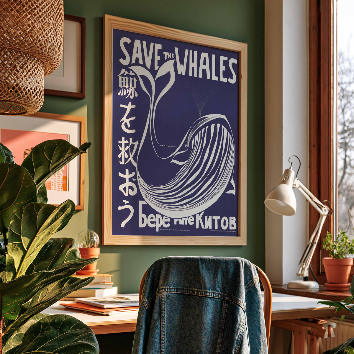 Ingelijste vintage 'Save the Whales' poster van Vint Lawrence aan de muur in een kleurrijke tienerkamer.