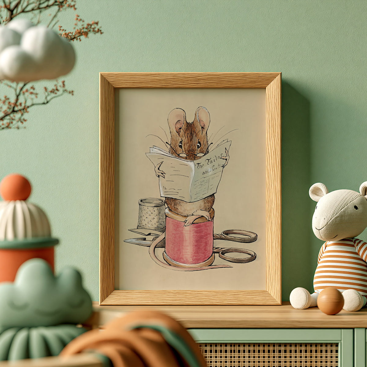 Vintage Beatrix Potter poster van de Tailor Mouse op een kastje in een kinderkamer.