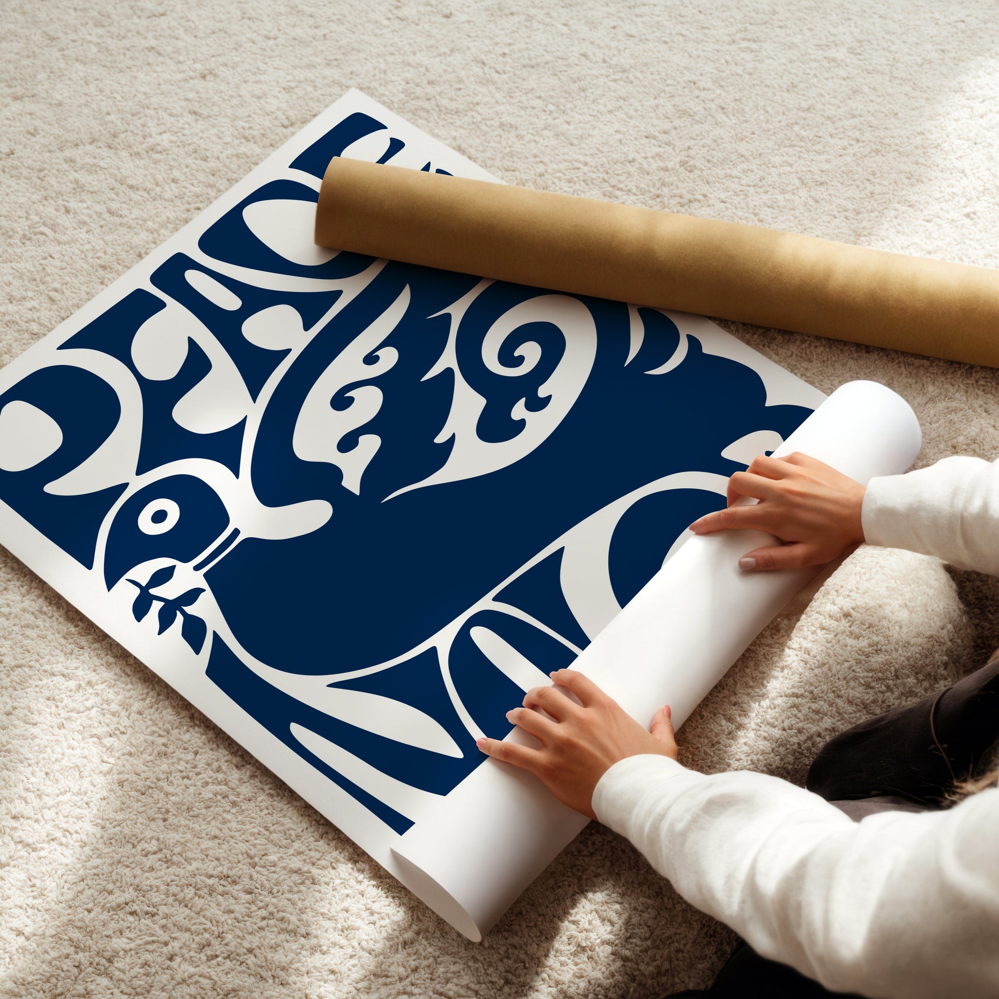 Opgerolde Peace Now poster op tapijt