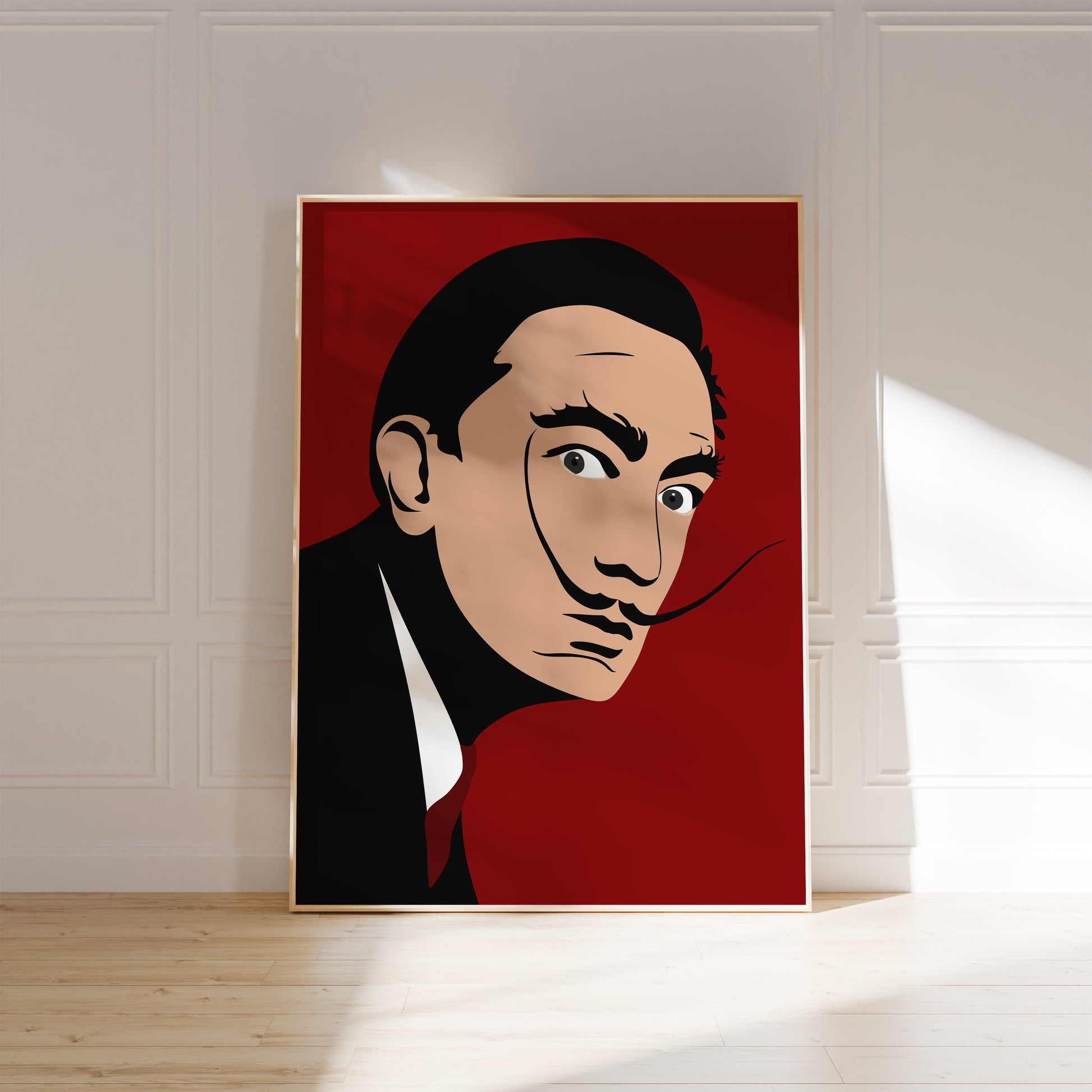 Geframed portret van Salvador Dali, staand tegen een lichte muur.