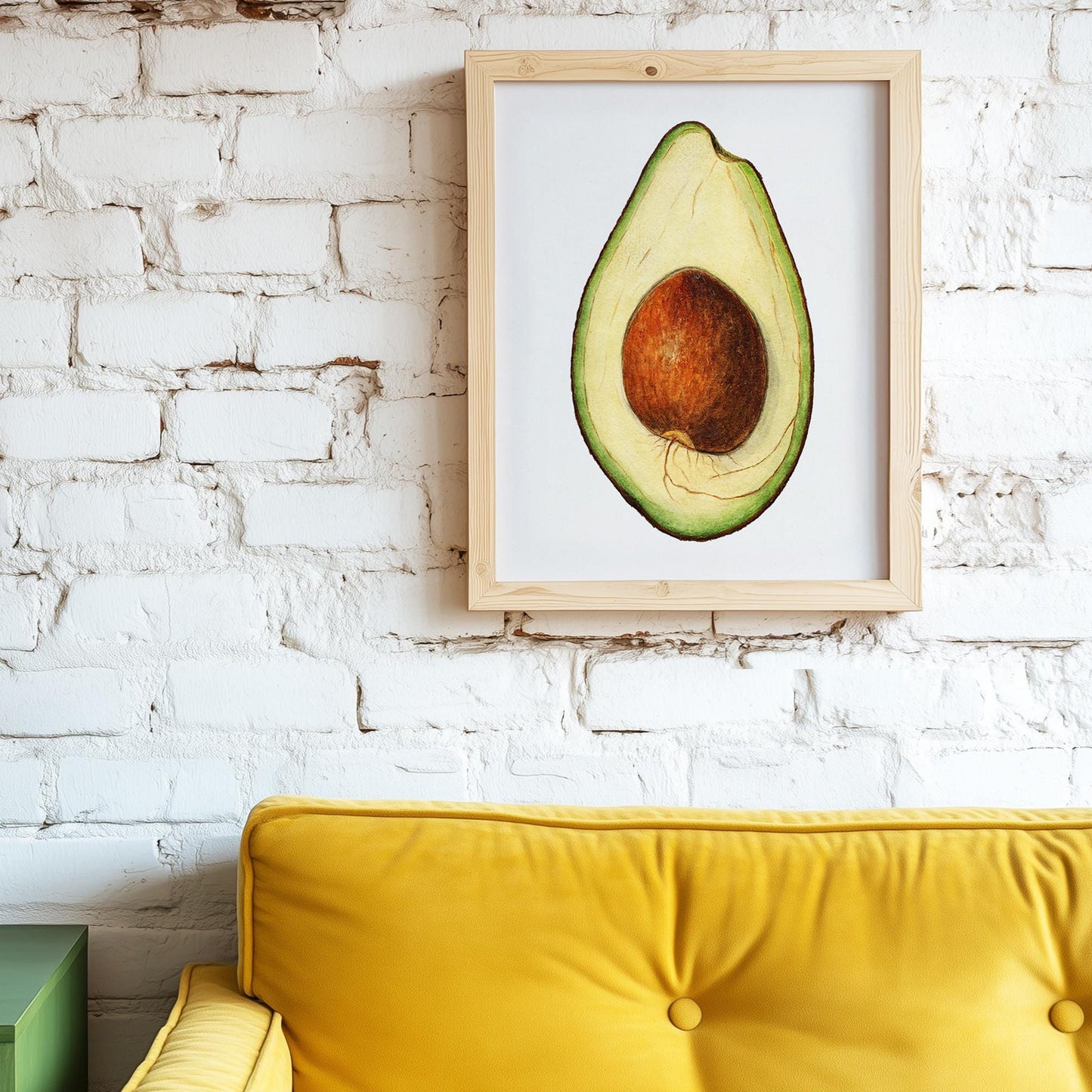 Avocadoposter aan witte muur van bakstenen. Ervoor staat een gele bank.