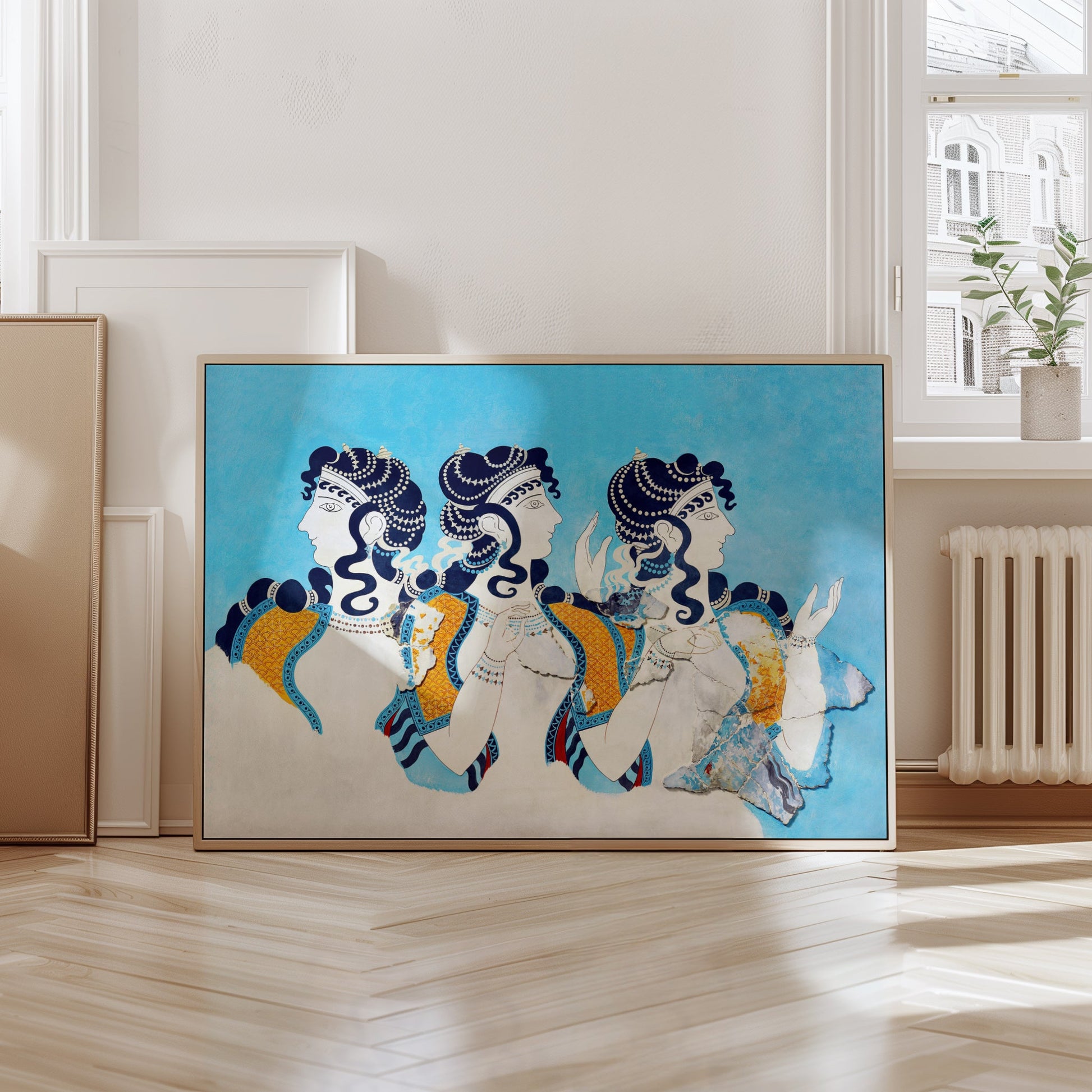 Blauwe dames van Knossos poster, ingelijst staand op een houten vloer.
