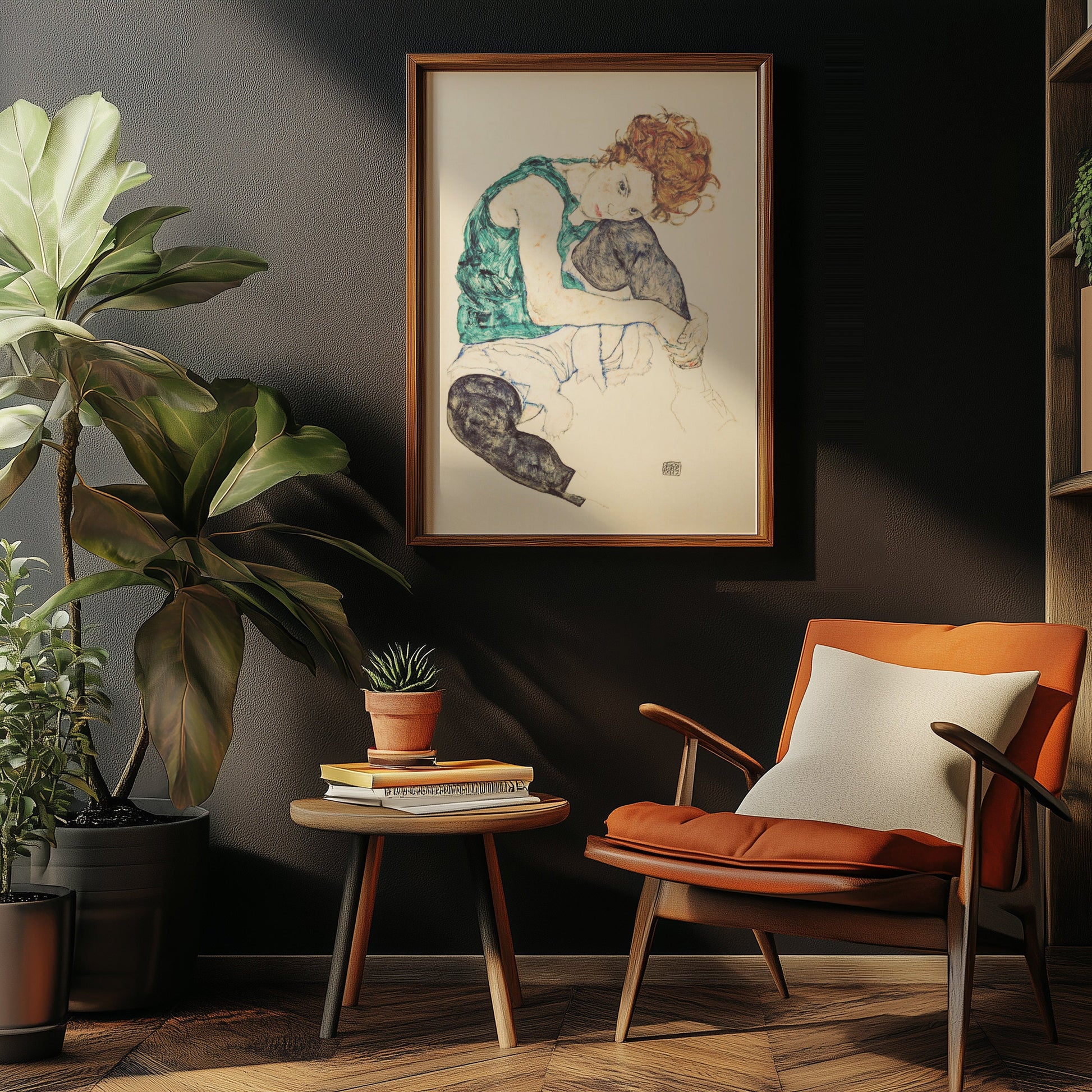 Egon Schiele de zittende vrouw aan de muur in een donkere kamer met een boekenkast en een comfortabele stoel. Links staat een tafeltje en planten.