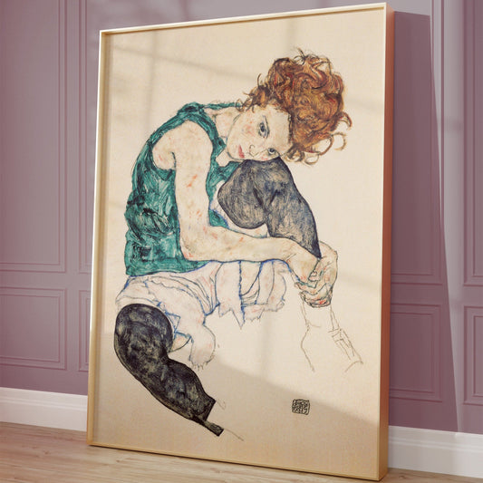 Egon Schiele – Zittende Vrouw Poster tegen een lichte muur.