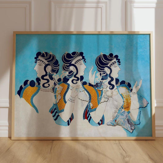 Griekse Poster - Blauwe Dames van Knossos, ingelijst tegen een lichte muur.