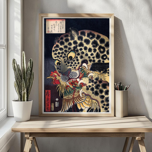 Japanse Tijger Poster op een houten tafeltje, links een raam en cactus.