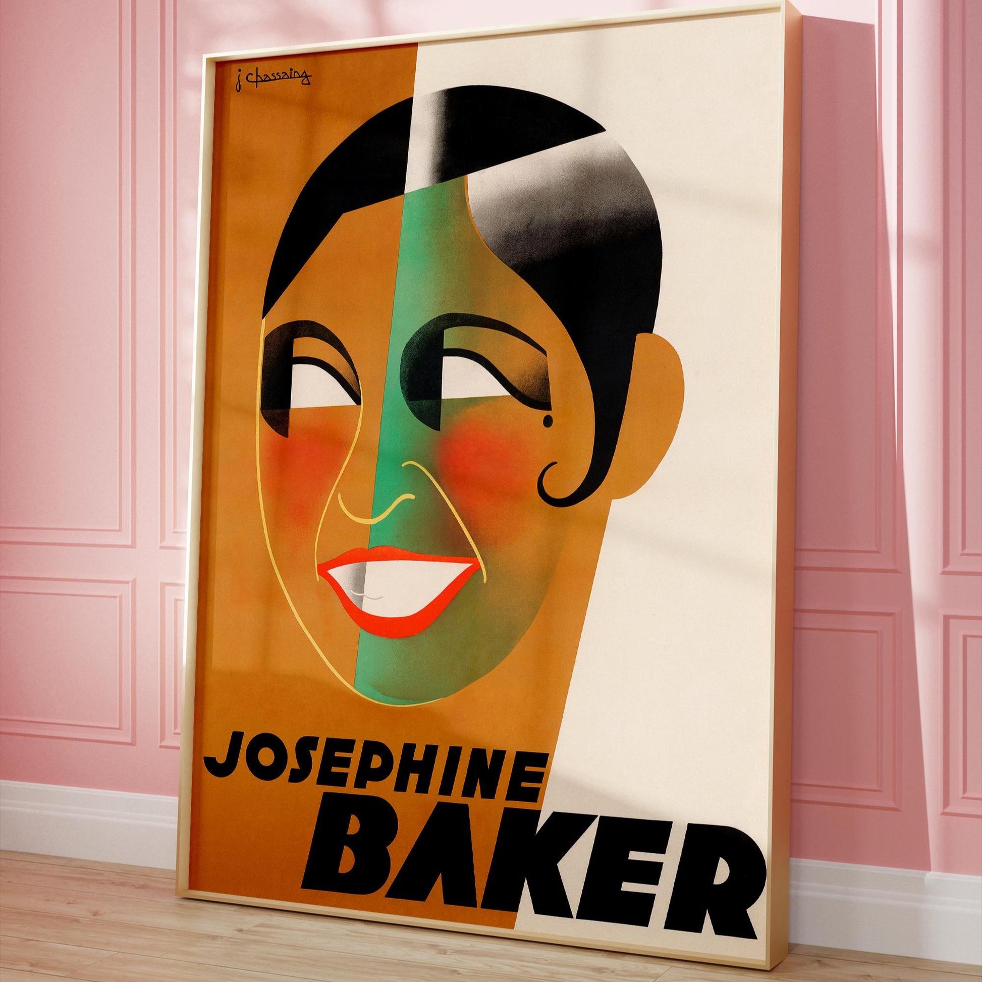 Josephine Baker Art Deco poster, ingelijst en tegen een lichte muur.
