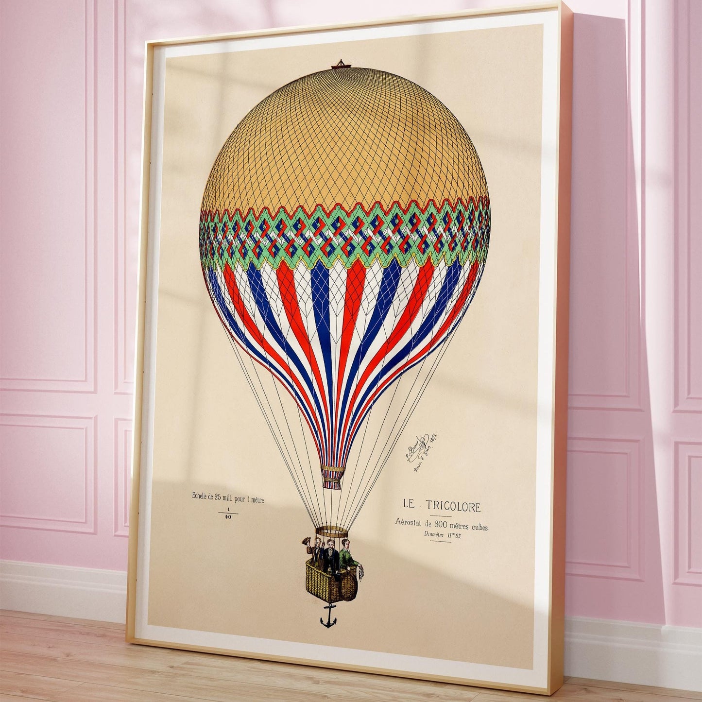 Ingelijste luchtballonposter tegen een lichte muur met lichte plinten – vintage wanddecoratie