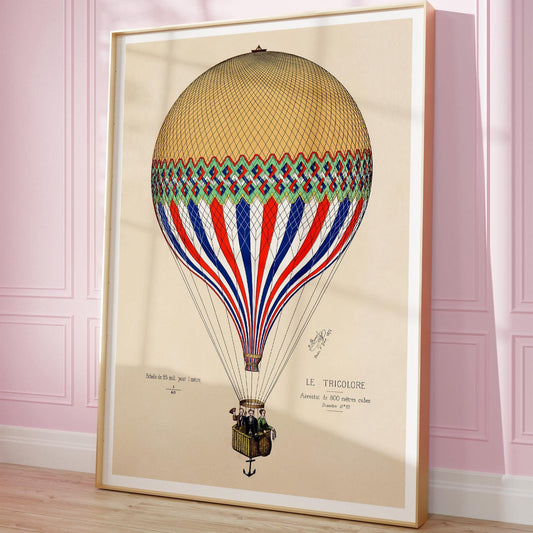 Ingelijste luchtballonposter tegen een lichte muur met lichte plinten – vintage wanddecoratie