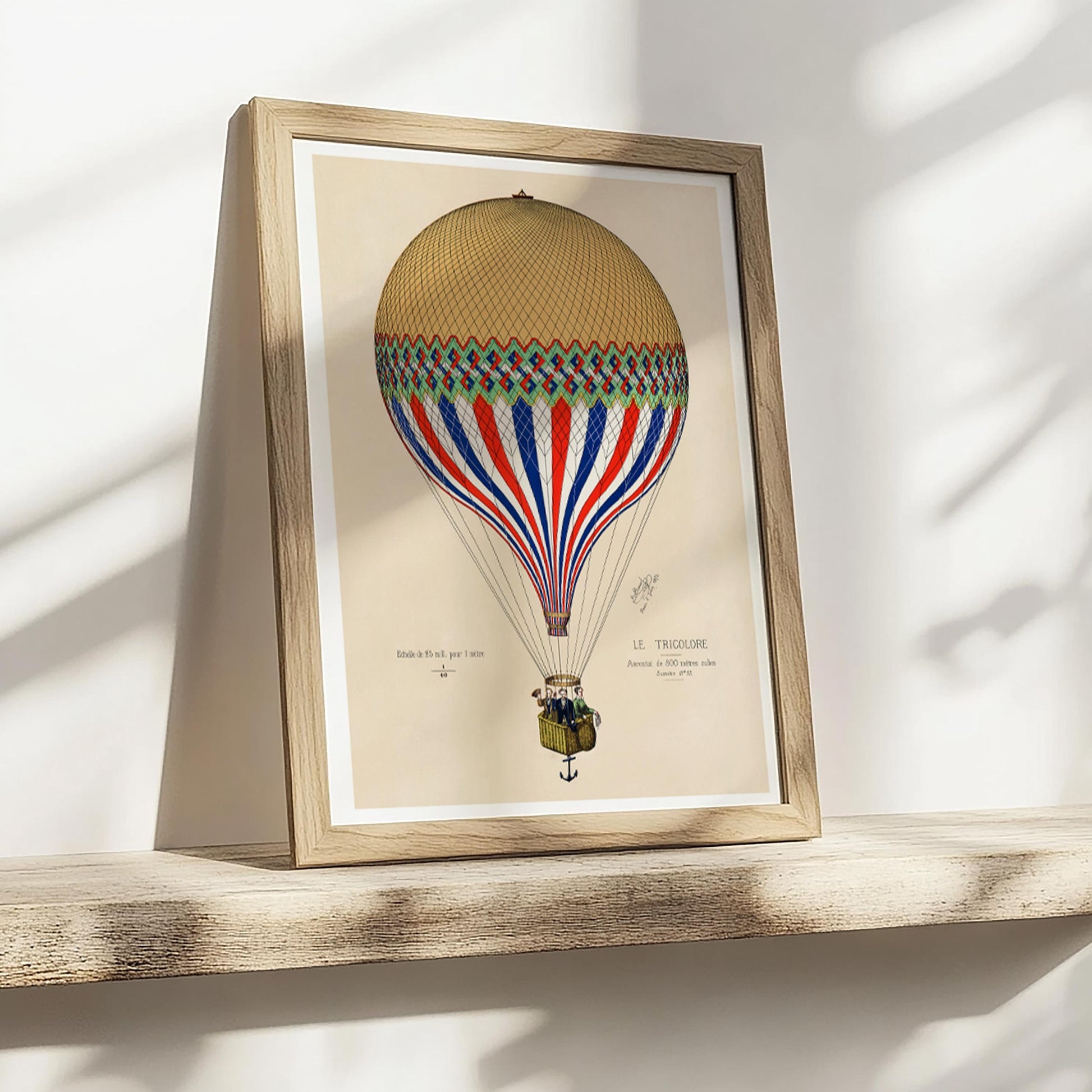 Ingelijste luchtballonposter op houten plankje met zonnestralen – warme, natuurlijke sfeer