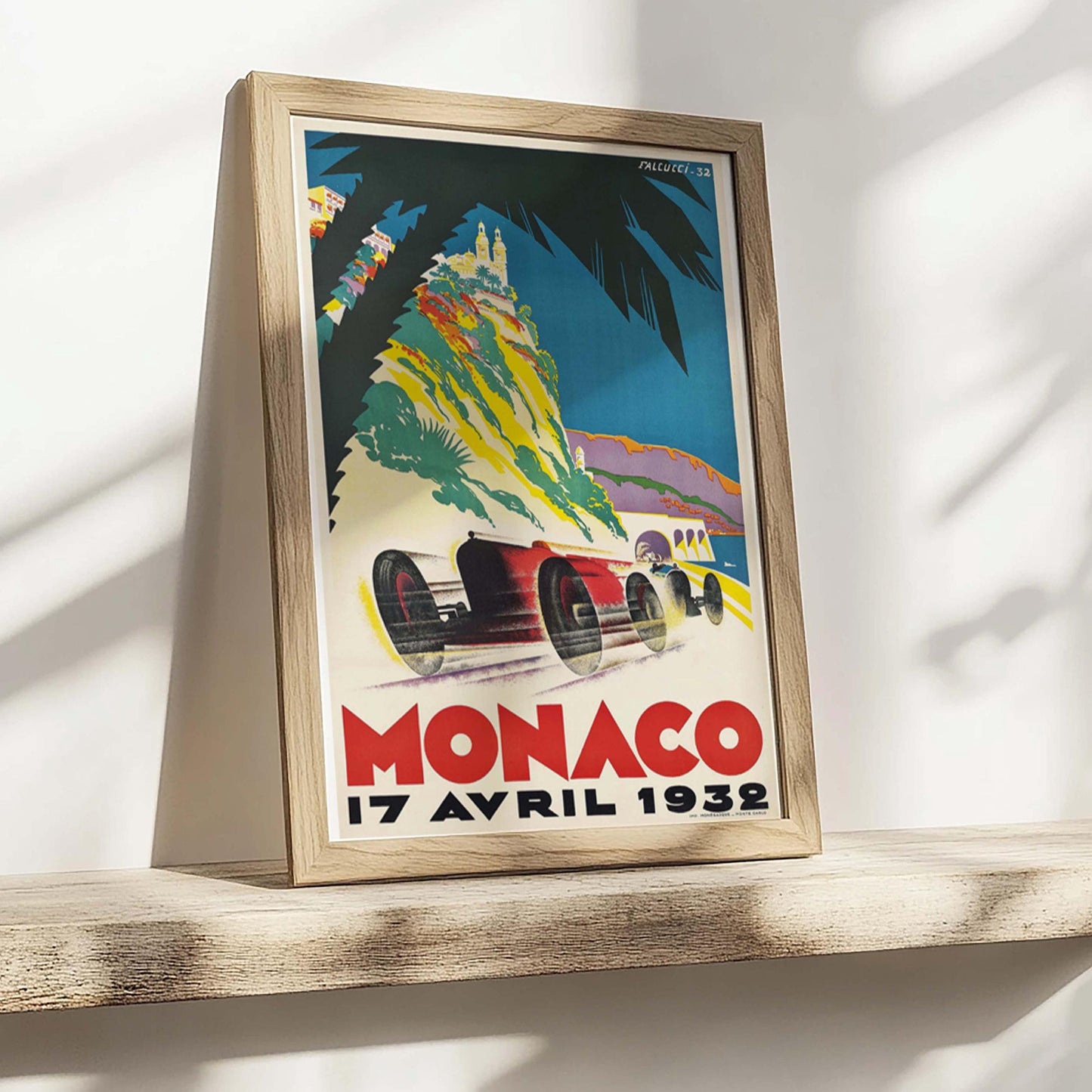 Ingelijste race poster op houten plankje met zonnestralen – warme, natuurlijke sfeer.