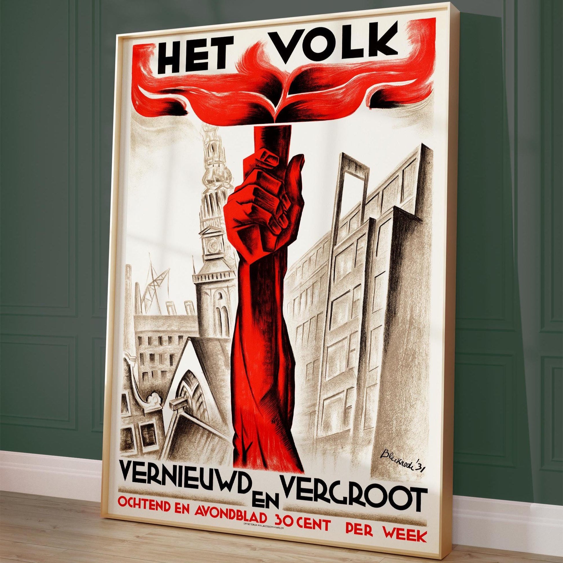 Ingelijste socialistische Het Volk poster tegen een donkere muur met lichte plinten – vintage wanddecoratie