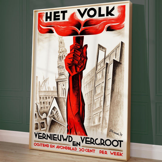 Ingelijste socialistische Het Volk poster tegen een donkere muur met lichte plinten – vintage wanddecoratie