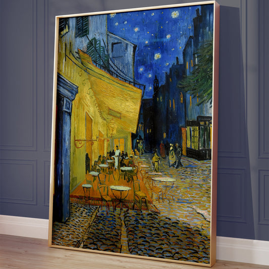 Poster van Terrace by Night van Vincent van Gogh met verlicht caféterras onder een sterrenhemel in diepe blauwe en gele tinten.