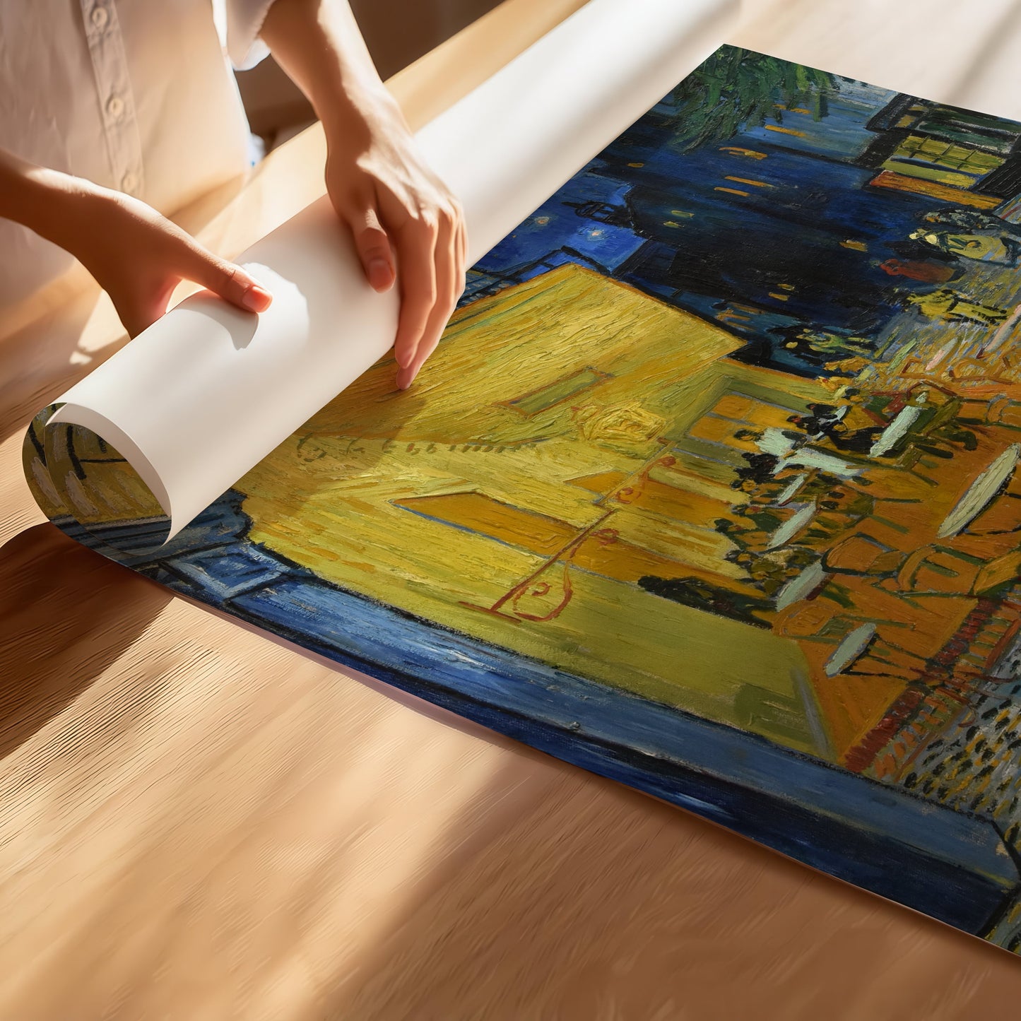 Poster van Caféterras bij nacht van Vincent van Gogh met verlicht caféterras onder een sterrenhemel in diepe blauwe en gele tinten.