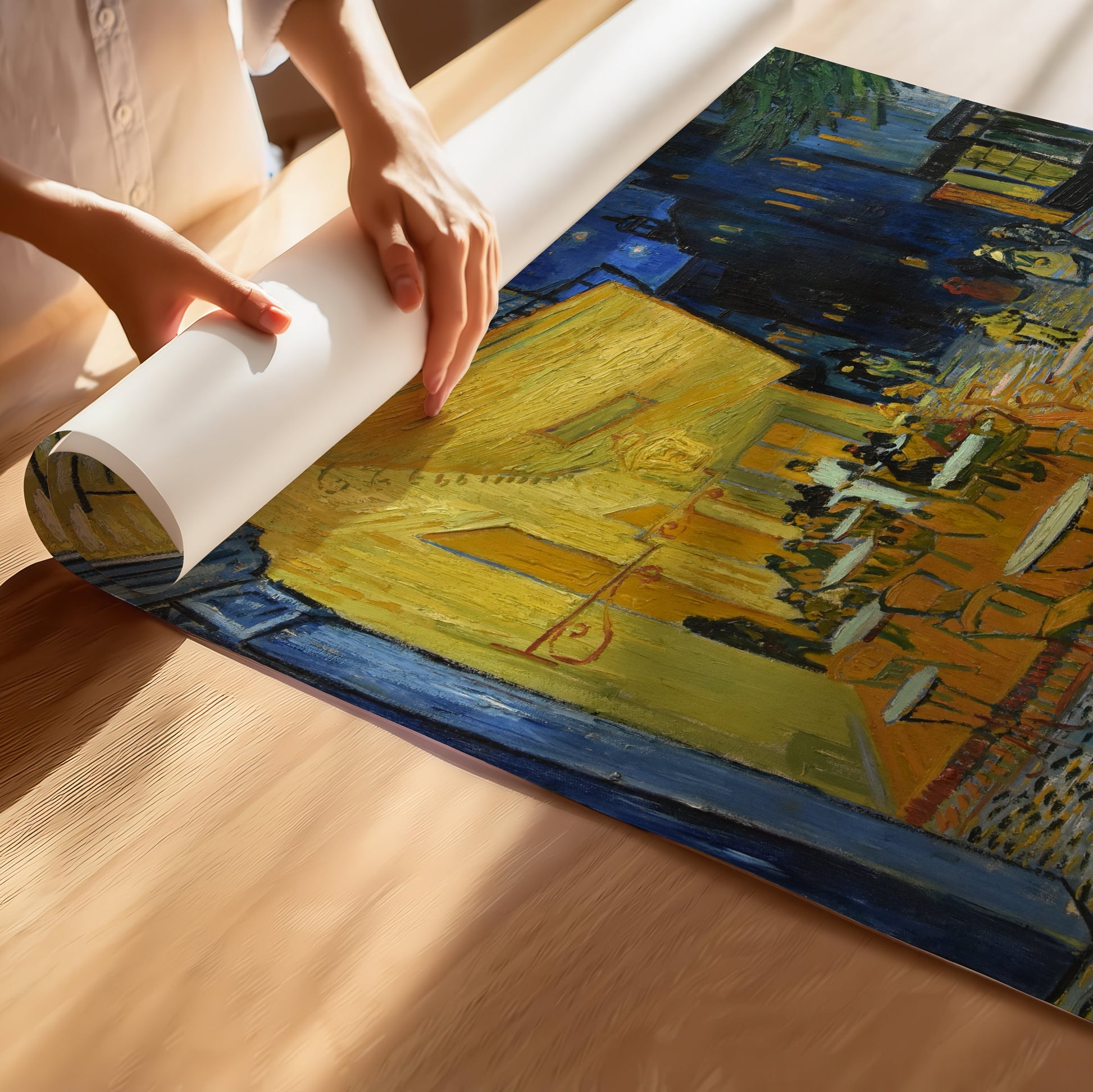 Poster van Caféterras bij nacht van Vincent van Gogh met verlicht caféterras onder een sterrenhemel in diepe blauwe en gele tinten.