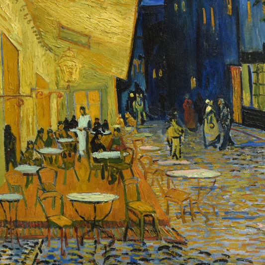 Poster van Caféterras bij nacht van Vincent van Gogh met verlicht caféterras onder een sterrenhemel in diepe blauwe en gele tinten.