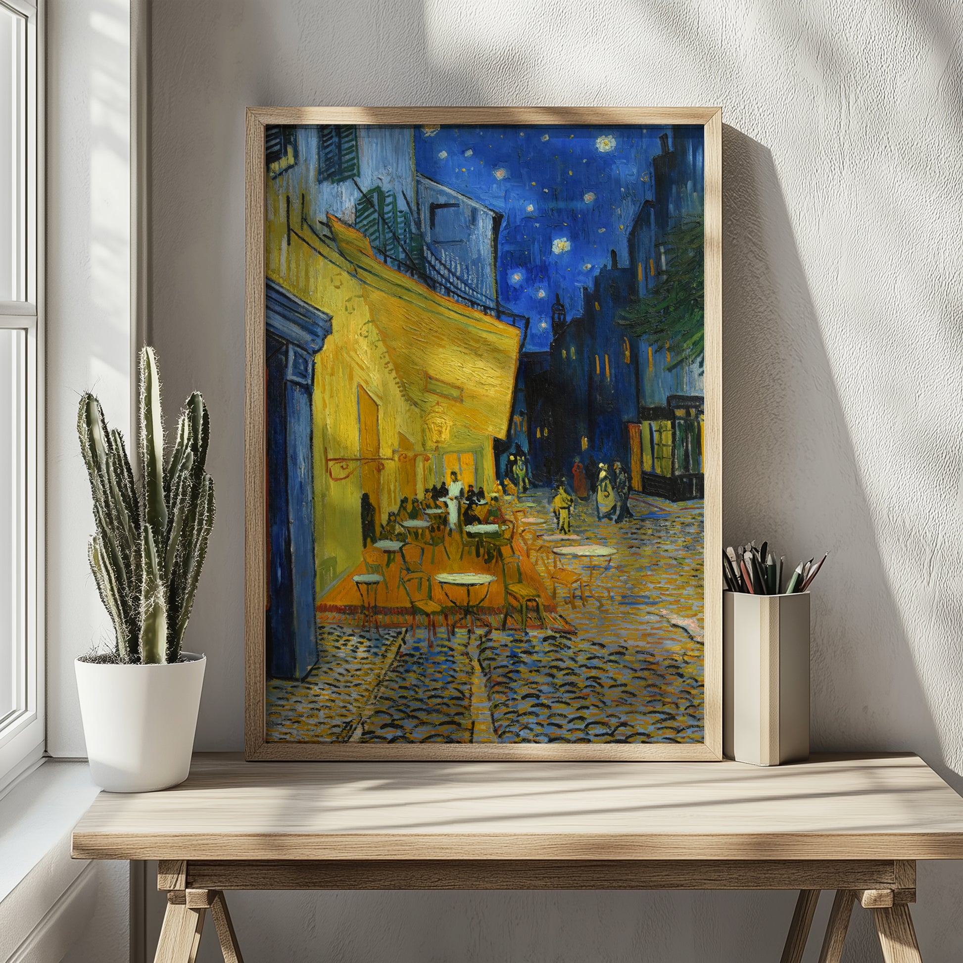 Poster van Terrace by Night van Vincent van Gogh met verlicht caféterras onder een sterrenhemel in diepe blauwe en gele tinten.