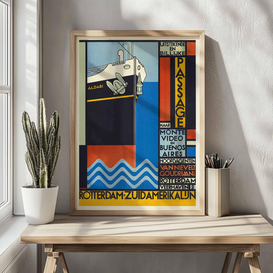 Vintage Rotterdam poster Holland America Lijn, ingelijst en op een houten tafeltje.