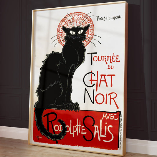 Ingelijste vintage zwarte kat poster tegen een donkere muur met lichte plinten – vintage wanddecoratie.