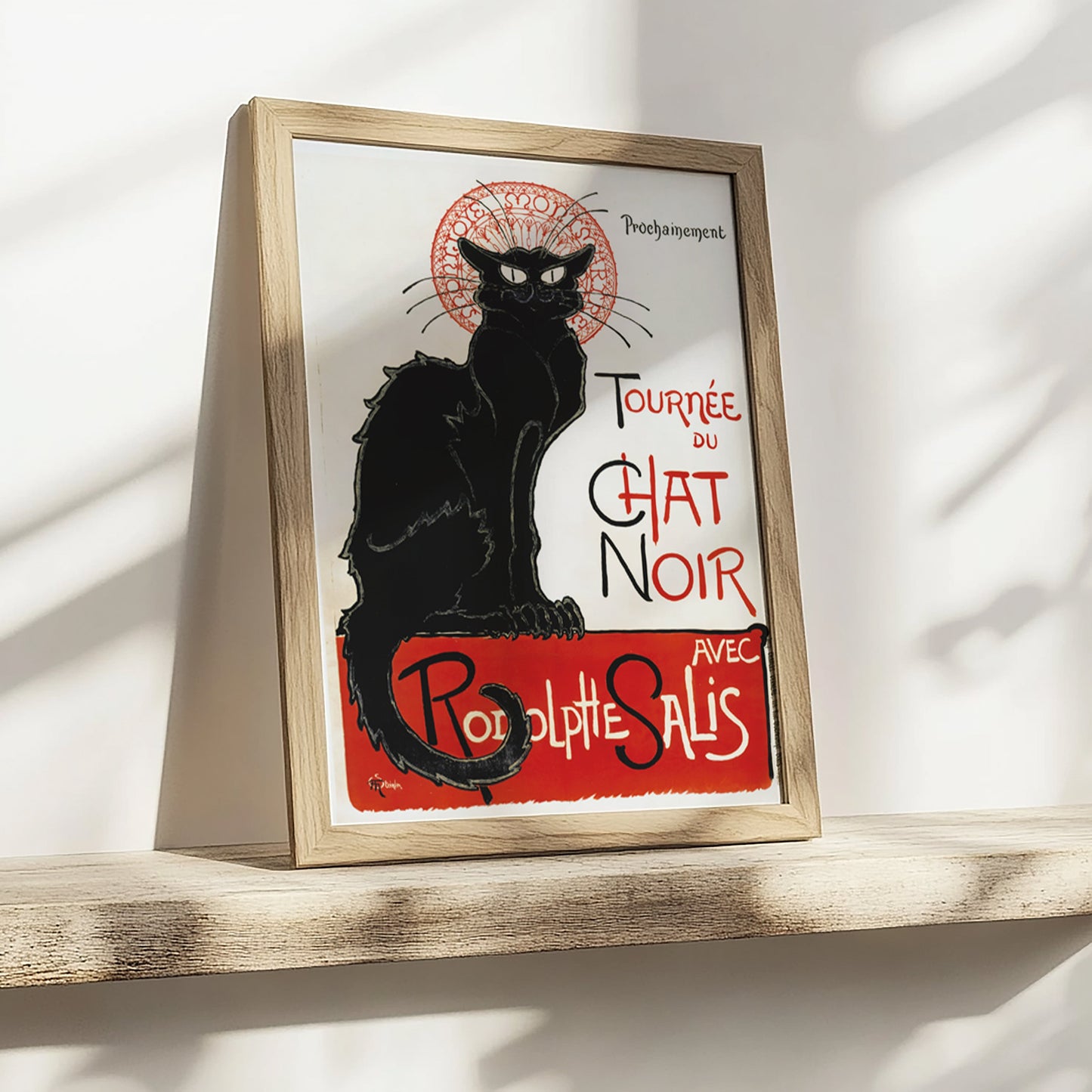 Ingelijste zwarte kat poster op houten plankje met zonnestralen – warme, natuurlijke sfeer.